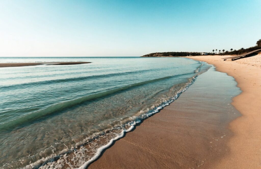 Orilla de la playa a 150 metros del apartamento, con arena y agua transparente